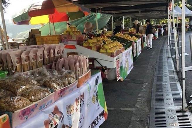 ▲梨山水果街7月13日起有条件开放营业，採买须全程配戴口罩不能试吃。　图：交通部观光局参山国家风景区管理处╱提供