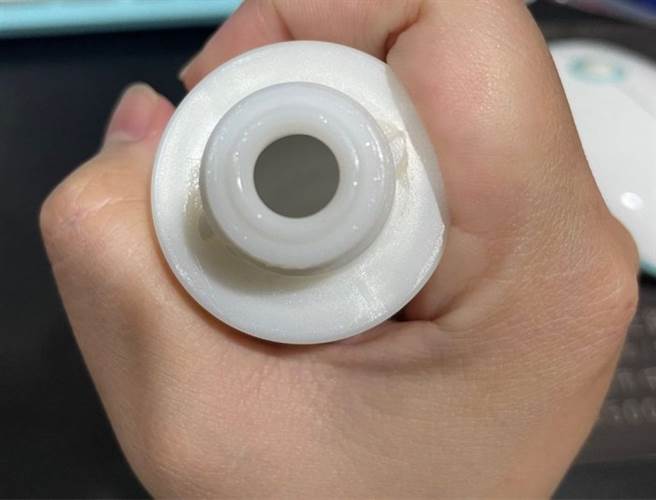 1名女网友日前发现，她放在男友家的乳液莫名变成「透明液态状」，仔细一闻发现里头竟是精液，调查后得知是男友的军中同袍兼好友先前借住家里所做的。（翻摄自Dcard）