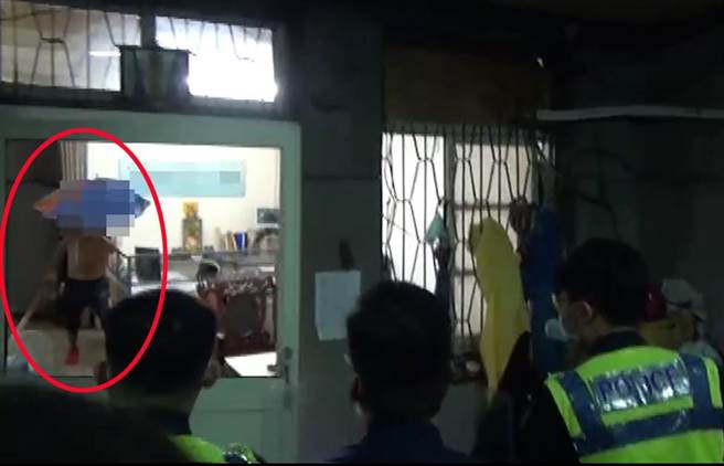 疑刺死同事的吴男，还撑伞、持刀与警方对峙。（截自影片/民眾提供）