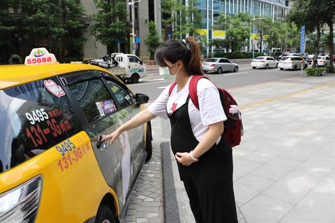 新北市政府与台湾大、皇冠、大都会、优良、龙星等五家车队签约，提供孕妈咪往返医疗院所补贴车资每趟200元。（社会局提供）