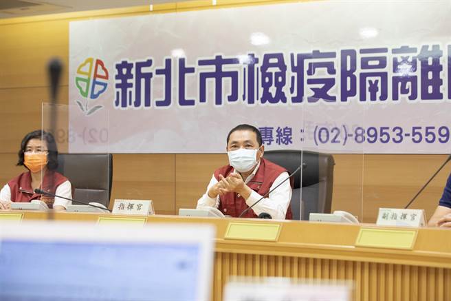 新北市长侯友宜15日前往新北市检疫隔离关怀中心，慰劳防疫人员。（新北市政府提供）