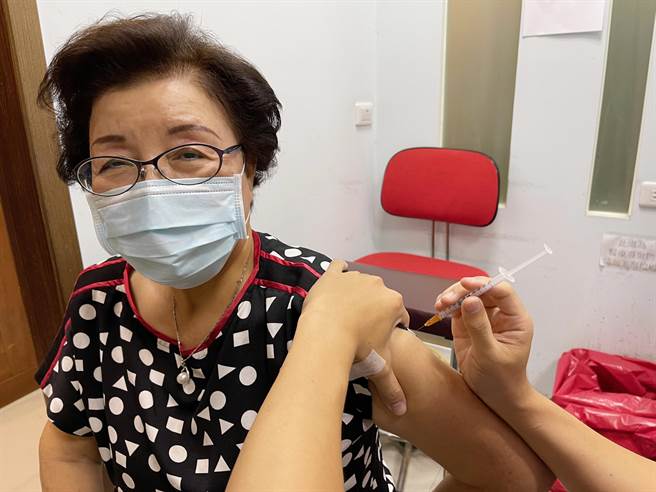 市议员邱素贞今天轮到施打疫苗，上午完成注射。（市议员邱素贞服务处提供）