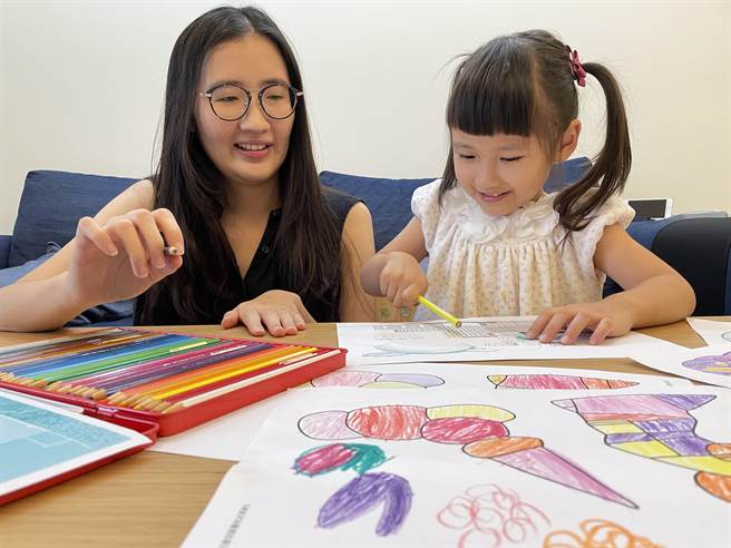 新北市立莺歌陶瓷博物馆推出「玩美画陶趣—着色画」限定期间着色活动，让民眾挑选喜欢的图样，列印及着色，再将图稿上传网页，有机会抽中咖啡杯盘组等多项好礼。（蔡雯如摄）