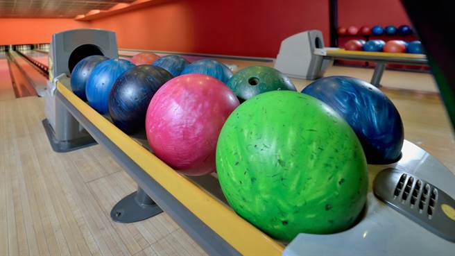 美国一名男子翻修后院时，竟挖出上百颗保龄球，一查才发现都是1950年的古董。图片为示意图（图／shutterstock）