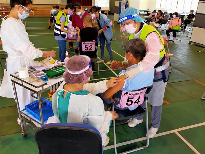 未来每个快打站加强查核，从报到、刷健保卡到医师问诊等，并能看到施打纪录。（太平区公所提供／张妍溱台中传真）