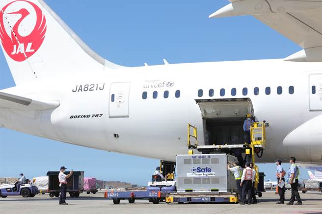 日本捐赠给台湾的第三批共97万剂的AZ疫苗预计今下午抵达台湾。图为第二波疫苗来台的资料照。（本报系资料照）