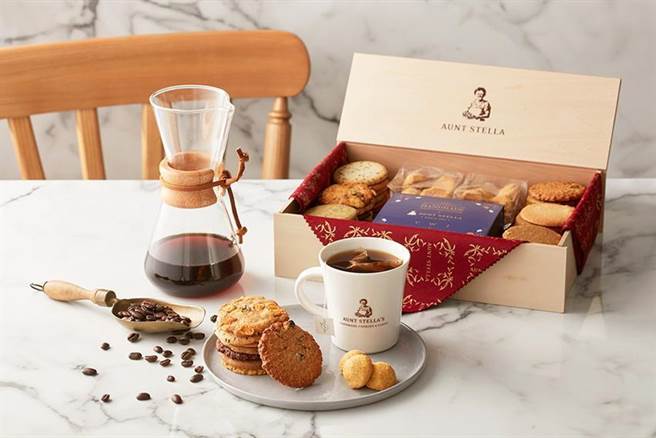 詩特莉與VWI合作推出「酩月之錦」高質感禮盒，首度以日式風呂敷布包設計，內含品牌精緻點心及咖啡濾泡包。（圖／Aunt Stella提供）