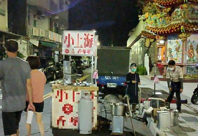 台南安定區保安宮夜市未提出復業申請，卻傳出有攤商營業。（讀者提供）