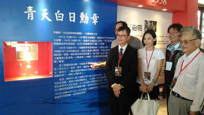 2017年，胡璉將軍回顧展在金門莒光樓開展。胡璉長孫（左一）胡敏越，孫女胡敏珍（左二），怒潮學校友會理事長梁懷茂（右一）一同出席。（記者宋秉忠攝）