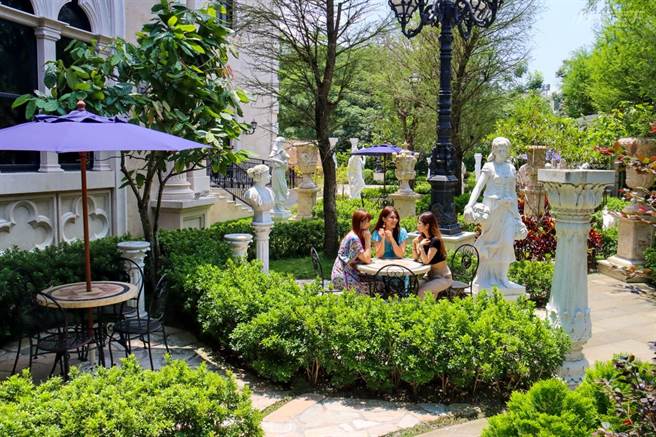 希腊女神雕像、罗马石柱错落踏的欧风庭园，绿意扶疏、造景雅致。
花园古堡彰显豪奢气派(图/行遍天下提供)
