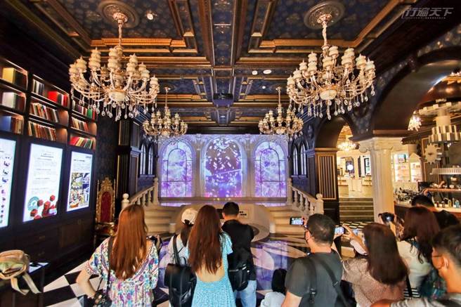 耗时5年打造的妮娜巧克力梦想城堡，中世纪古堡外观十分引人瞩目。
穿青蛙装乐採无毒茭白笋(图/行遍天下提供)