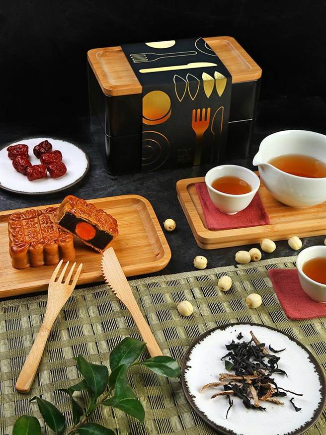 雲朗觀光月餅禮盒開賣， 包裝搭配竹製上蓋與刀叉，標榜美觀與實用兼具。（圖／雲朗觀光）　