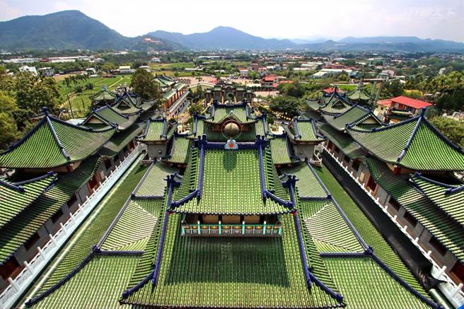 登行至地母庙最上方的拜殿平台，可远眺有台版青瓦台之称的绝妙美景。(图/行遍天下提供)