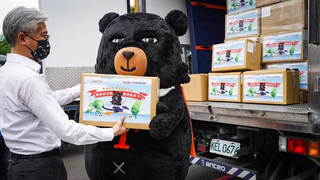 台湾代言人喔熊协助行销联名商品。（参山处提供／王文吉台中传真）