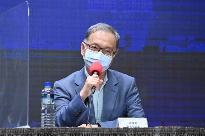 卫福部次长薛瑞元今表示，三级警戒降级并非不可能，但必须先做好相关准备。（行政院提供）
