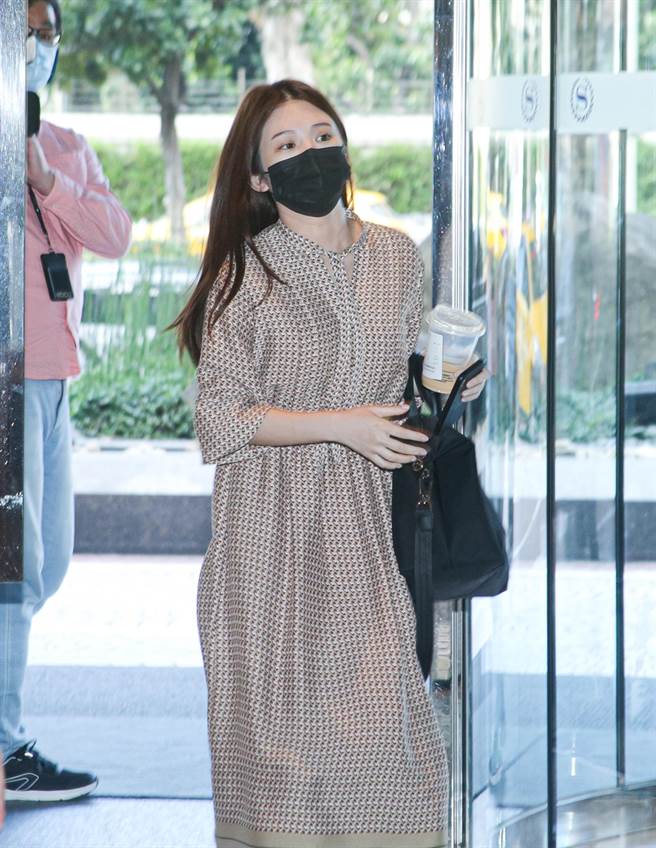 翁立友今年初开记者会，鸡排妹曾到场。（图／中时资料照片）