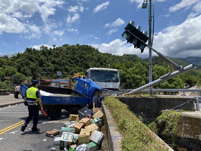 宜蘭縣泰雅大橋發生小貨車與拖板車側面嚴重撞擊的車禍事故。（警方提供／胡健森宜蘭 傳真）
