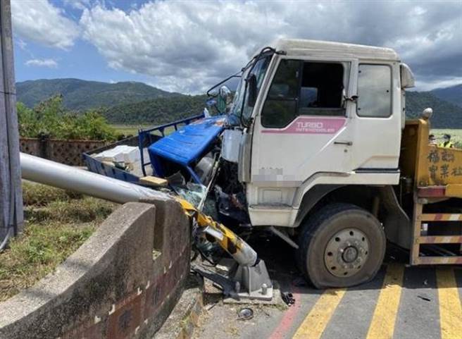 宜蘭縣泰雅大橋發生小貨車與拖板車側面嚴重撞擊的車禍事故。（警方提供／胡健森宜蘭 傳真）