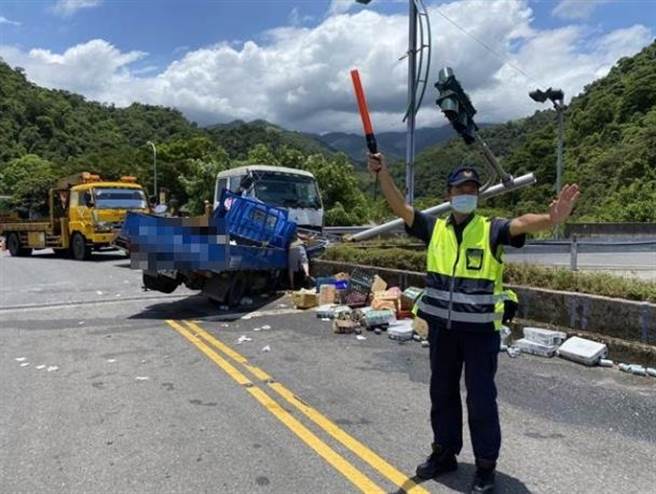 宜蘭縣泰雅大橋發生小貨車與拖板車側面嚴重撞擊的車禍事故。（警方提供／胡健森宜蘭 傳真）