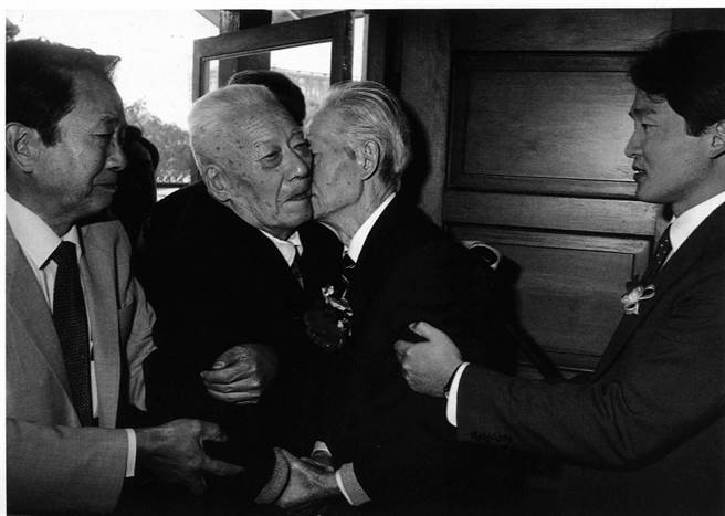 孙立人九十大寿接受旧属祝贺。（本报资料照片）