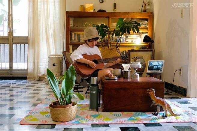 露營工具搬出來，穿上舒爽的露營服裝，在家也能露營。(圖/行遍天下提供)