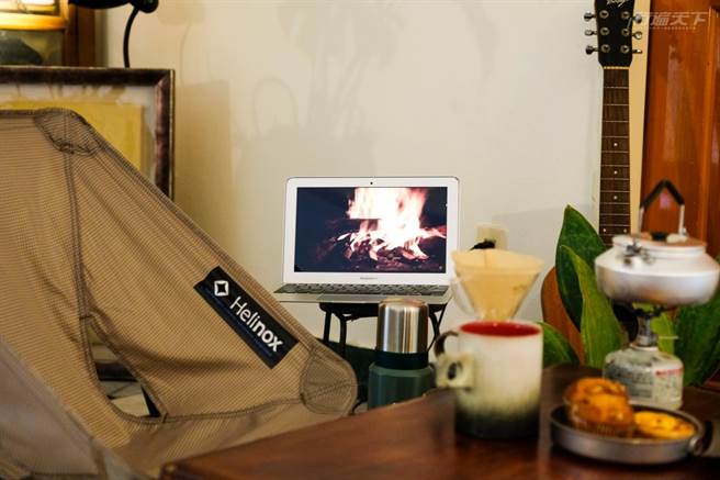 搭配上網路影片或音樂，讓在家露營變得更真實。(圖/行遍天下提供)