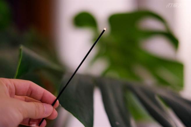 以前旅行帶回來的線香，在不能出國的警戒時期，剛好可以拿來用。(圖/行遍天下提供)