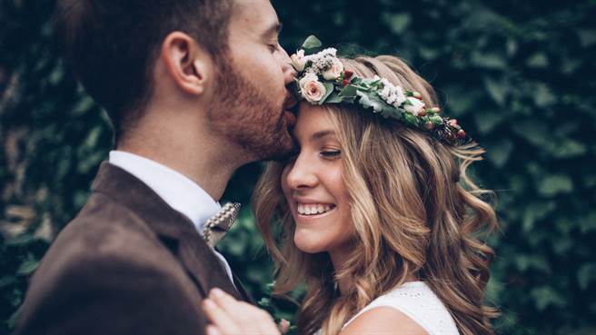 国外一对新人在婚礼现场准备拍照时，摄影师频频将新娘的名字叫成新郎前女友的名字，让场面相当尷尬。图片为示意图非本人（图／shutterstock）