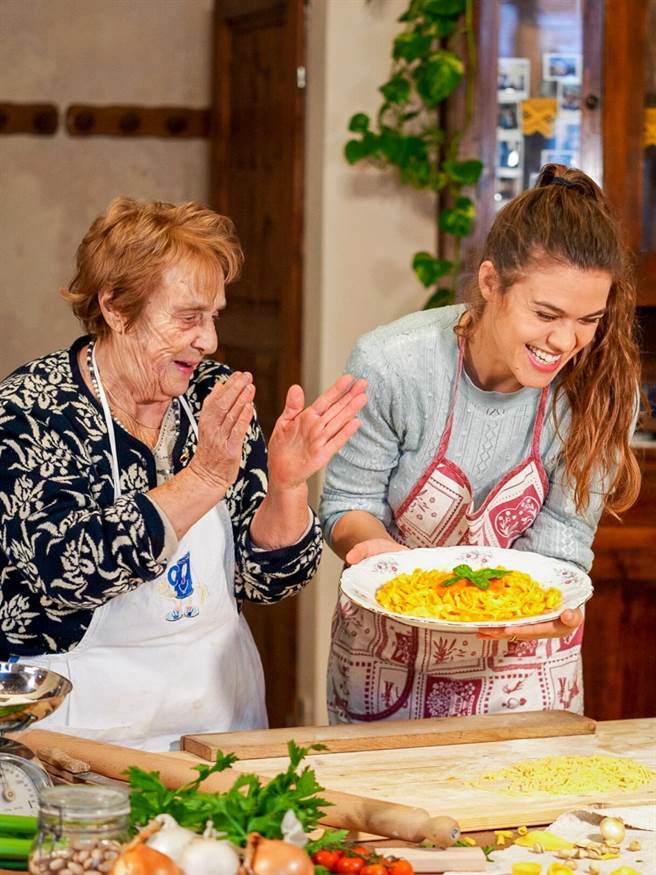 超级活泼开朗的祖孙俩人，让料理变得有趣。
