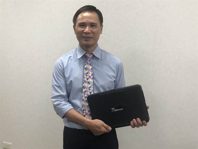 （融程电15日召开股东会，董事长吕谷清展示公司新开发的强固行笔电产品。图／陈昱光）