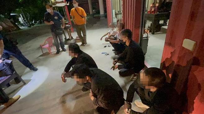 高雄一對夫妻檔疑似積欠千萬元債務當街遭擄，警方2小時內循線至梓官區宮廟救人，逮獲張姓男子為首的討債集團。（高市鼓山警分局提供／袁庭堯高雄傳真）