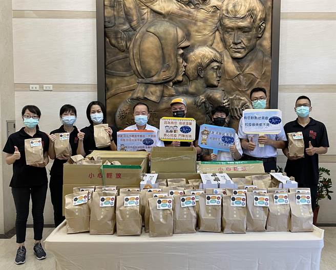 图「喂我早餐-大安店」老板梁胜凯捐赠新北市消防局300份元气早餐。（新北市消防局提供）