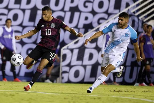 墨西哥中场Orbelin Pineda(左)准备传球。（美联社）