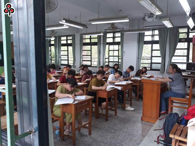110年度高级中等以下学校及幼儿园教师资格考试将于17日登场，共有1万440人报考，由于疫情持续，教育部对考场严格把关。图为2019年新北市教甄试场。（本报资料照）