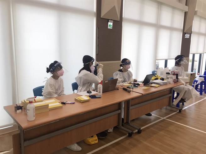 基隆市中正區傳出2名醫界人士欲混打疫苗，插卡時被工作人員識破。（陳彩玲攝）