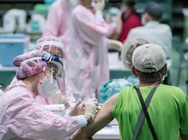 自开放疫苗残剂预约登记后，北市许多诊所已「预约到爆」，北市议员张斯纲发现，北投门诊部竟到8点25分都还能继续预约残剂，最后竟超收到376位，令人匪夷所思。（示意图/资料照）