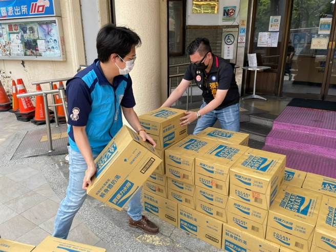 台中市议会有「彤罗骚」之称的张彦彤、罗廷玮两位新生代议员，日连袂赠送警察局运动饮料，祝福警察在防疫期间值勤都能平安顺心。（市议员张彦彤服务处提供）