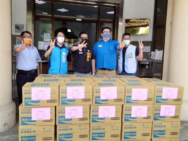 台中市议会有「彤罗骚」之称的张彦彤、罗廷玮两位新生代议员，日连袂赠送警察局运动饮料，祝福警察在防疫期间值勤都能平安顺心。（市议员张彦彤服务处提供）