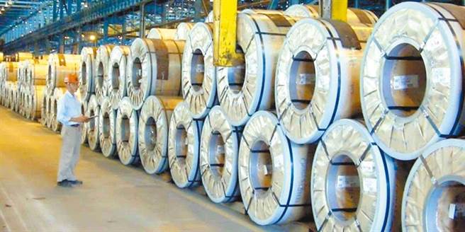 中钢董事长翁朝栋等人14日偕工业局拜访工具机公会交流，会中讨论如何协助工具机公会会员厂需料孔急现况，达成三项共识，盼钢市稳定供料顺畅。（本报资料照片）