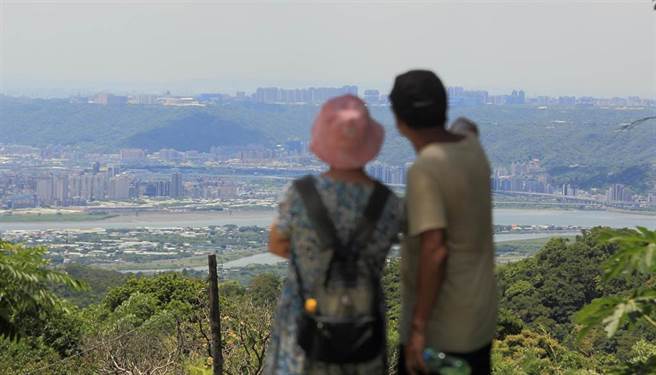 中央氣象局表示，15日天氣高溫炎熱，藍天白雲、視野良好，陽明山國家公園旅遊的民眾可清晰地看見林口台地的建築物。（張鎧乙攝）
