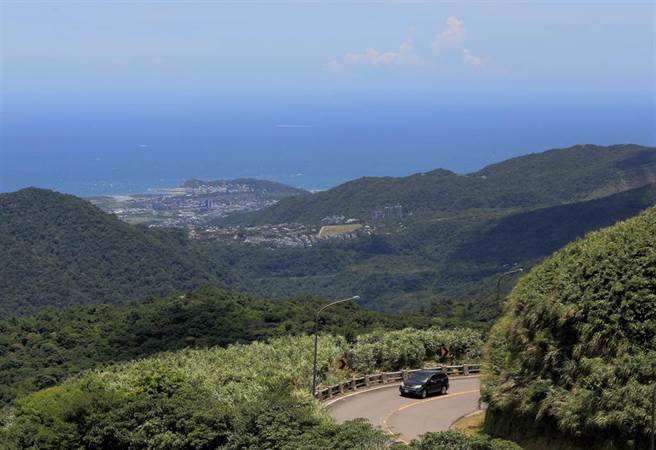 中央氣象局表示，15日天氣高溫炎熱，藍天白雲、視野良好，在陽明山國家公園可清晰看見新北市金山區與北海岸景色。（張鎧乙攝）
