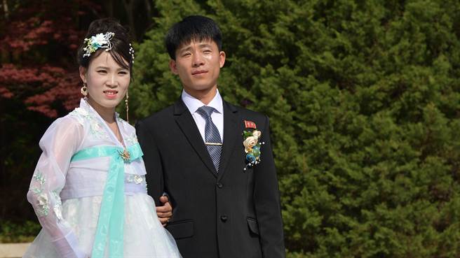 北韩最高领导人金正恩近日再度宣布年轻人若拍摄婚纱将会违反国家罪，女子穿迷你裙更被视为脑子进水。图片为示意图非本人（图／shutterstock）