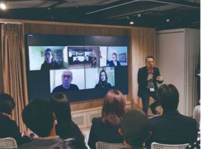 全球顶级艺术行家俱乐部成员，在基金会执行长赵忠杰带领下，透过线上视讯与国际专家团队交流。（财团法人夏荆山文化艺术基金会提供）