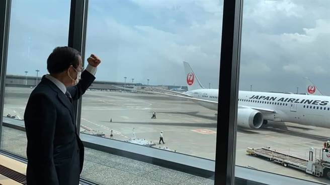 为日本赠台疫苗送机，谢长廷期许台湾也能做援助国。（取自谢长廷脸书）