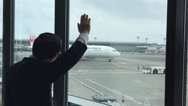 为日本赠台疫苗送机，谢长廷期许台湾也能做援助国。（取自谢长廷脸书）