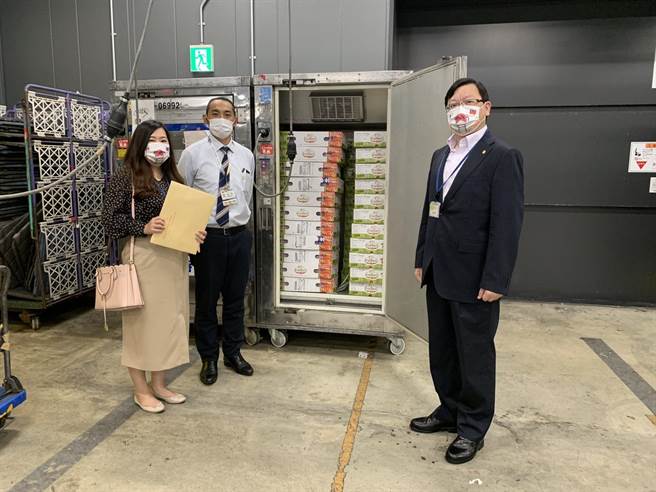 台南市长黄伟哲特别空运每箱5公斤的台南爱文芒果共50箱给台北驻日经济文化代表处，由台北驻日经济文化代表处行政组同仁协助芒果接收及转赠事宜。(台南市政府提供／曹婷婷台南传真)