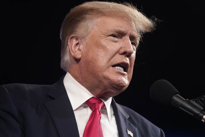 美国前总统川普7月11日在德州达拉斯「保守政治行动会议」（Conservative Political Action Conference, CPAC）中发表演说的神情。（美联社）