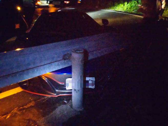  陳姓男子駕駛麥拉倫超跑行經北宜公路一處彎道時撞上護欄嚴重毀損。（礁溪警分局提供／胡健森宜蘭傳真）