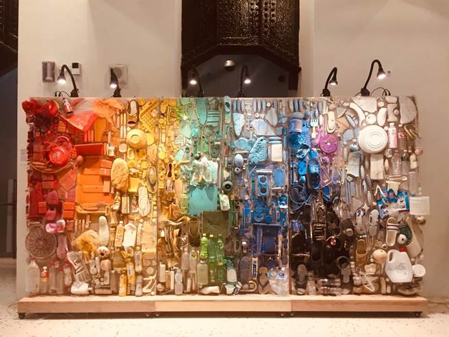 台湾艺术家与国外摄影师合作，将飘流在海洋的垃圾设计成数件艺术品。（国立海洋科技博物馆提供／陈彩玲基隆传真）