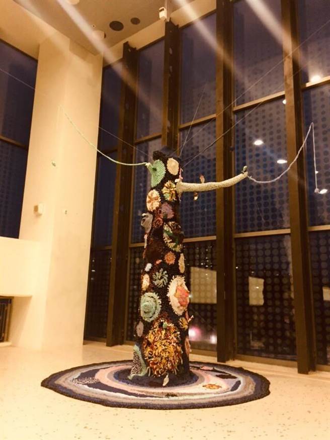 台湾艺术家与国外摄影师合作，将飘流在海洋的垃圾设计成数件艺术品。（国立海洋科技博物馆提供／陈彩玲基隆传真）